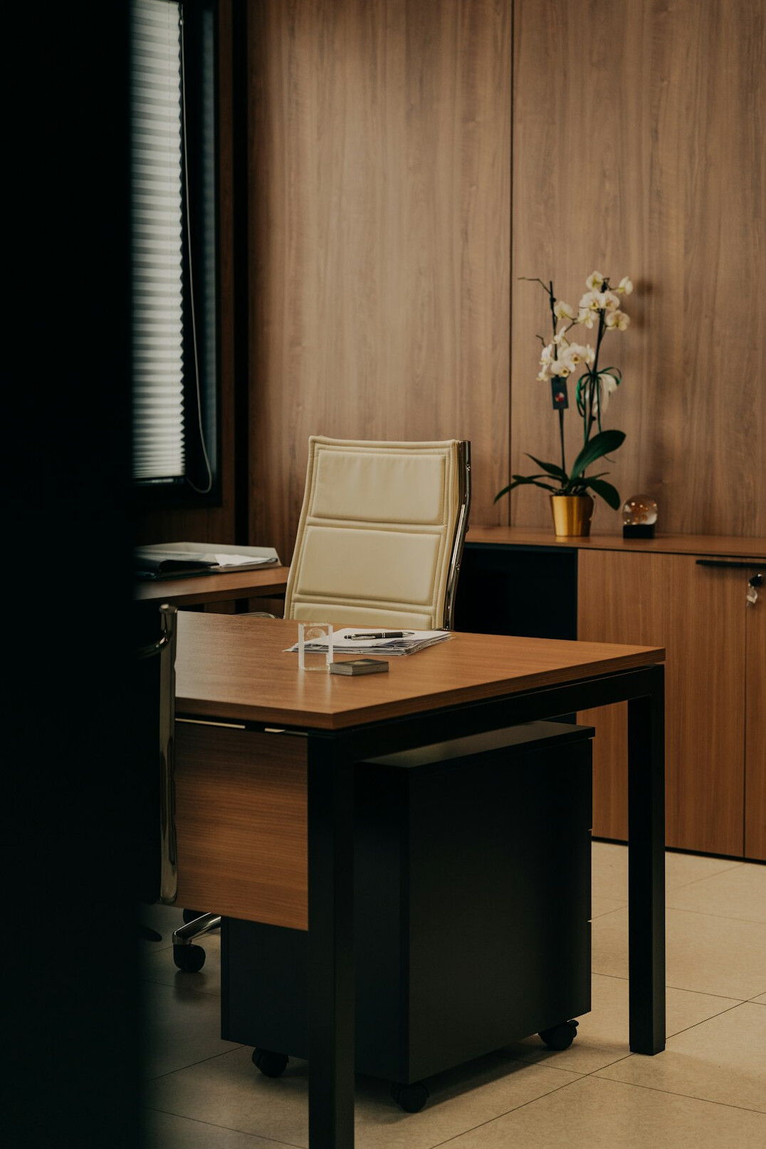 swiss truth desk office